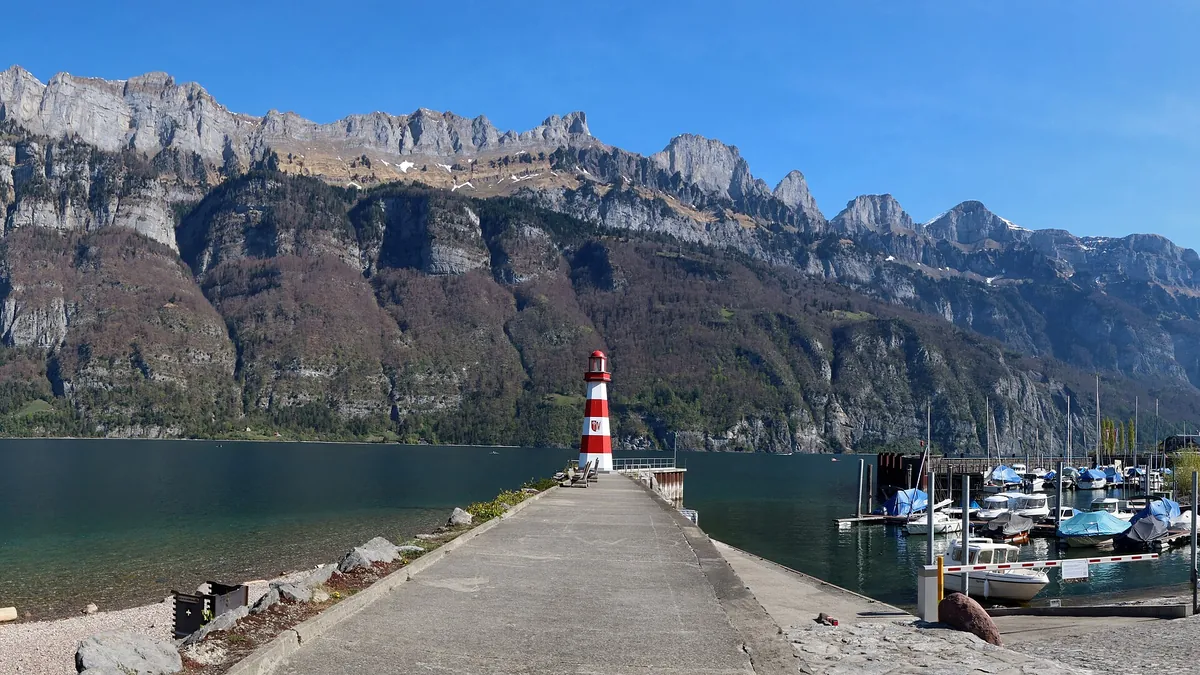 Hafenmole am Walensee, dahinter die Wand der Churfirsten
