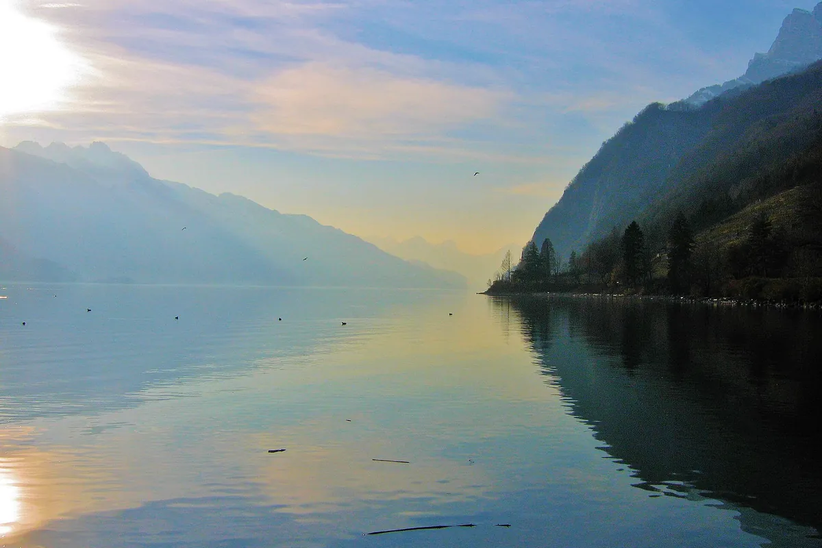 Das Seeufer bei Walenstadt, der Walensee im Morgendunst